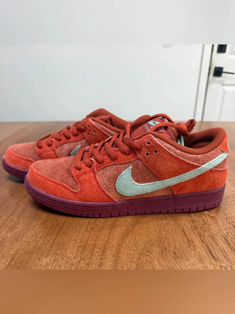 Nike SB Dunk Low Pro PRM Men’s | Mystic Red / Emerald Rise | Size 9.5 [NWT]